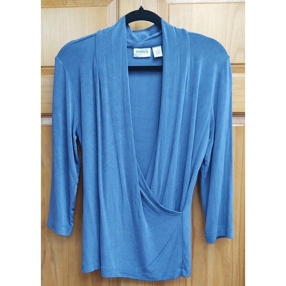 Chicos Size 1 Blue Cross Front Travel No Iron Top Stretch Knit Casual